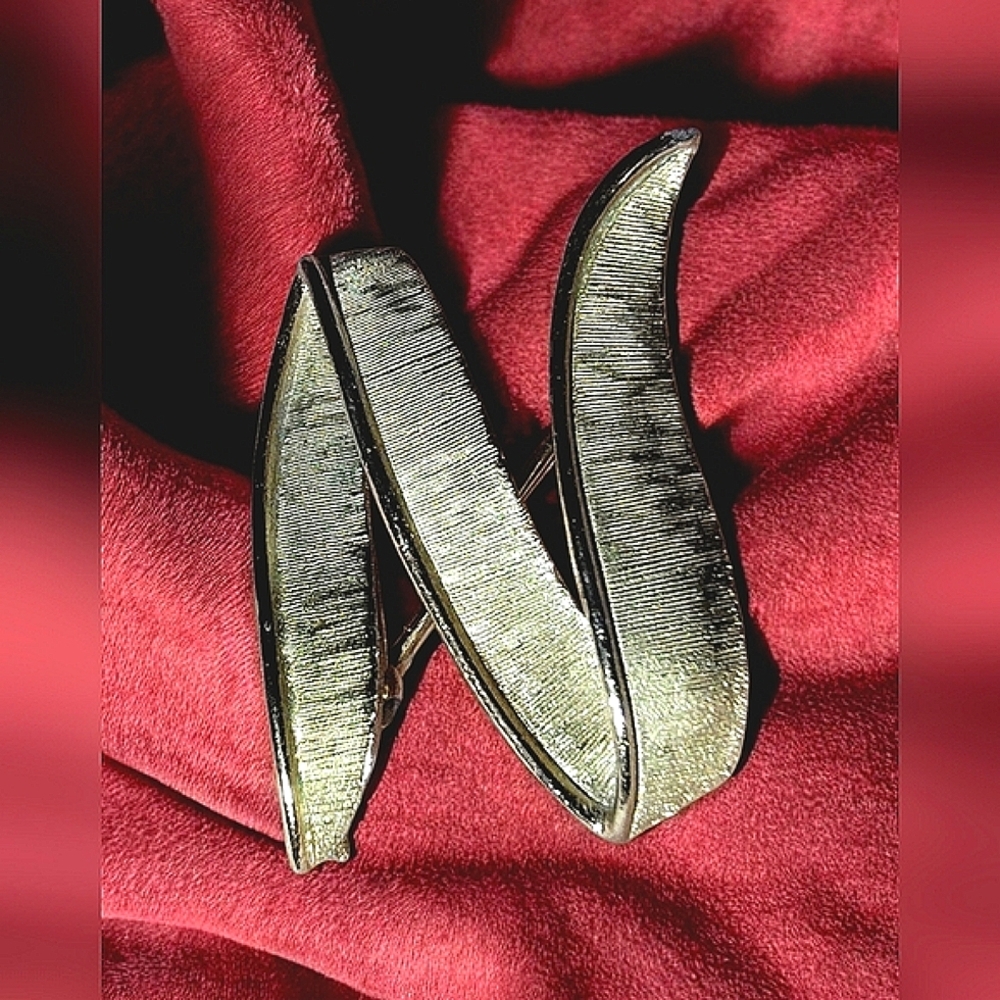 Crown Trifari Initial N Gold Tone Ribbon Brooch In Textured Cursive